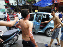 Sau tiếng nổ đinh tai, người đàn ông lao ra đường với nhiều vết bỏng