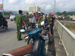 Ngồi vắt vẻo trên thành cầu nhắn tin rồi lao xuống sông tự tử