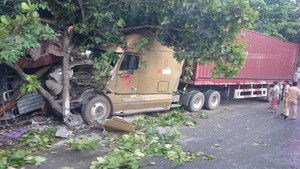 Container lao thẳng vào nhà dân giữa đêm