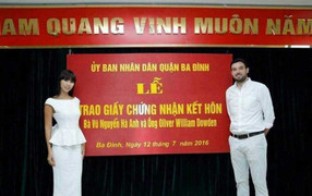 Xôn xao lễ trao giấy đăng ký kết hôn cho siêu mẫu Hà Anh