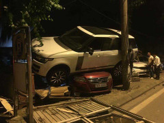 Xe sang Range Rover ‘làm xiếc’ trên vỉa hè Hà Nội