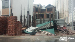 Hà Nội: Miếng tôn bay ngang mặt, nhiều người đi đường thoát chết