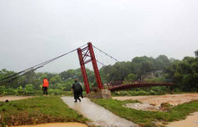 Lũ ào ạt tràn về cuốn phăng người, đánh sập nhà cửa ở Lào Cai