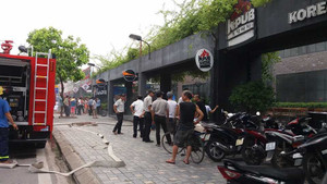 Khói đen bao trùm nhà hàng Vuvuzela, hàng trăm người chạy tán loạn