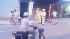 Người đàn ông cầm gậy lao vào đánh 4 CSGT đang làm nhiệm vụ