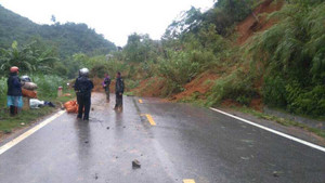 Hàng nghìn m3 đất đá sạt lở, Quốc lộ 6 tắc nghẽn