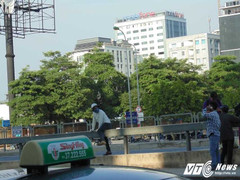 Thách thức 'tử thần', dân Thủ đô ngang nhiên trèo qua dải phân cách