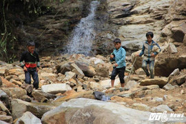 Rợn người con đường đến trường của các em nhỏ Lào Cai