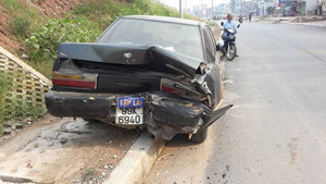 Truy tìm tài xế đâm nát đuôi ô tô đỗ bên đường rồi bỏ chạy