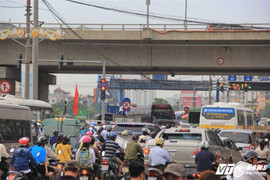 Cửa ngõ Thủ đô quá tải, nhiều người mệt mỏi ngủ gục chờ xe