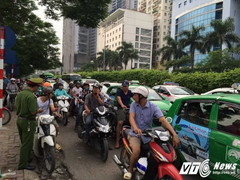 Phố phường Thủ đô lại kẹt cứng sau kỳ nghỉ lễ