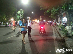 Bán hàng rong, xe máy vẫn hoành hành trên phố đi bộ Hồ Gươm
