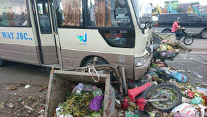 Hà Nội: Xe khách tông hàng loạt xe máy và xe chở rác