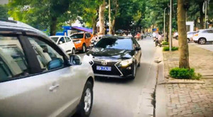 Xe biển xanh chạy lấn làn bị ô tô ép lùi hàng chục mét có được ưu tiên?