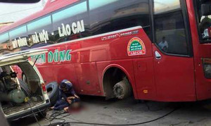 Nổ lốp ôtô trong bến xe Mỹ Đình, nam thanh niên nguy kịch