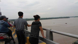 Người phụ nữ rơi từ trên cầu xuống sông Hồng lúc nửa đêm