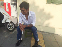 Kẻ tàn tật tàng trữ ma túy tháo chạy trên phố Hà Nội