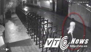 Video: Kẻ gian ngang nhiên vào nhà dân trộm xe máy