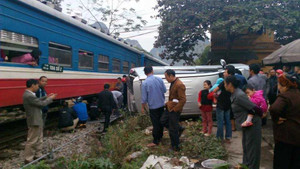 Cố băng qua đường ray, ô tô bị tàu hỏa đâm nát