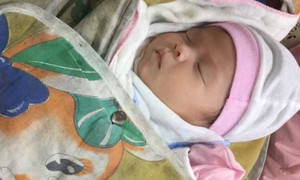 Bé gái 1 tháng tuổi bị bỏ rơi gần chùa ở Thái Nguyên