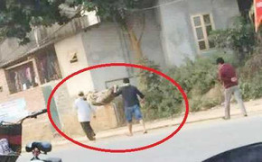 Lại xuất hiện cảnh người nhà cuốn chiếu, khiêng xác bệnh nhân giữa đường