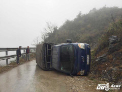 Video: Cảm động hàng chục tài xế cứu chiếc xe tải bị lật