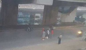 Nghi vấn 1 người rơi từ công trình đường sắt trên cao Cát Linh - Hà Đông xuống đường