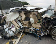 Xe sang Lexus nát bét trên cao tốc Nội Bài - Lào Cai