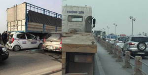 Hà Nội: Taxi chui gầm xe tải gây tai nạn liên hoàn