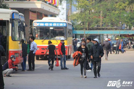 Ngỡ ngàng cảnh bến xe Thủ đô vắng vẻ ngày cận Tết