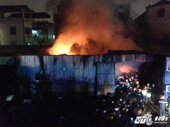 Hiện trường vụ cháy xưởng quân tư trang ở Hà Nội