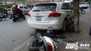 Xe hơi nổ lốp lao thẳng vào 2 người đi xe máy giữa Thủ đô