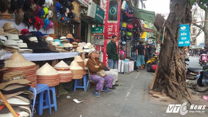 Ngang nhiên 'cướp' vỉa hè, đẩy người đi bộ xuống đường giữa Thủ đô