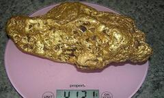 Công nhân đào được cục vàng 10kg nguyên khối lớn nhất thế giới