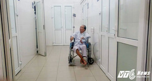 Cụ ông 85 tuổi 'được' công an canh giữ trước cửa nhà đã nhập viện cấp cứu