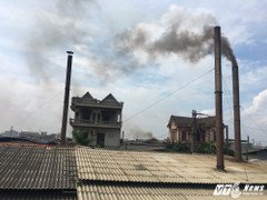 Video: Hàng trăm ống khói cuồn cuộn 'bủa vây' làng giấy Phong Khê