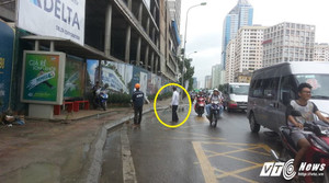 Thanh sắt ‘từ trên trời rơi xuống’ suýt trúng đầu người đi đường ở Hà Nội