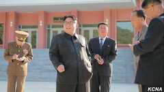 Triều Tiên tung ảnh ông Kim Jong-un cầm thuốc cháy dở giữa chiến dịch kêu gọi bỏ thuốc lá