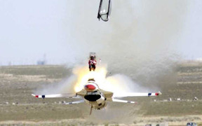 '24 giờ vàng' khi tìm kiếm phi công Mỹ gặp nạn