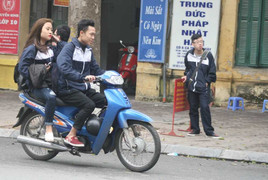 Học sinh Hà thành ngang nhiên đầu trần đi xe máy giữa phố