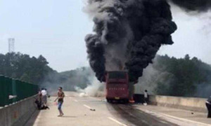 Xe buýt bốc cháy trên đường cao tốc, 30 người chết