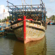 Tàu cá ngư dân mắc cạn ở cửa sông 'dài cổ' chờ lực lượng cứu hộ