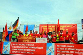 Người Việt ở Đức biểu tình yêu cầu Trung Quốc tôn trọng phán quyết của Tòa trọng tài