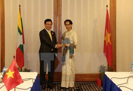Phó Thủ tướng Phạm Bình Minh hội kiến bà Aung San Suu Kyi