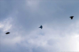 Hình ảnh đáng sợ khi 'khách không mời' tấn công sân bay quân sự Nga