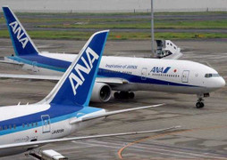 5.000 hành khách hạ cánh vẫn 'dài cổ' chờ hành lý còn trên trời