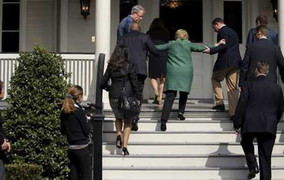 Rộ tin đồn xấu về sức khỏe bà Hillary Clinton