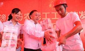 Doanh nghiệp xếp 'núi tiền' cho công nhân đem bao tải đến lĩnh