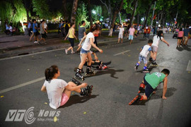 Video, ảnh: Muôn kiểu thưởng thức phố đi bộ quanh Hồ Gươm của người Hà Nội