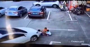 Video: Mải chơi điện thoại, nữ tài xế cán qua 3 đứa trẻ